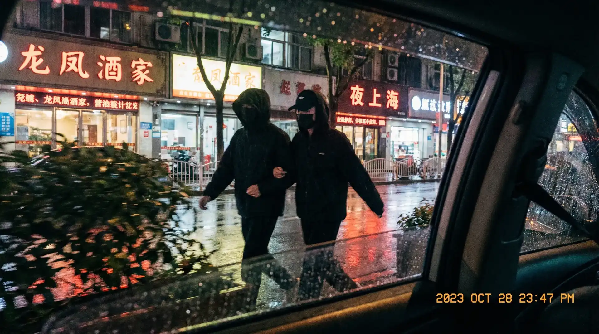 皇冠体育 - 顶流明星深夜密会现场抓拍照片